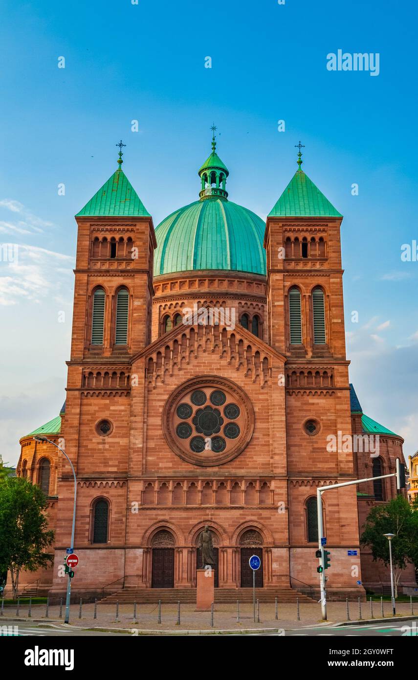Schöner Blick auf die katholische Kirche Saint-Pierre-le-Jeune mit ihrer schweren und imposanten Kuppel in Straßburg, Frankreich. Die Hauptfassade, mit roten... Stockfoto