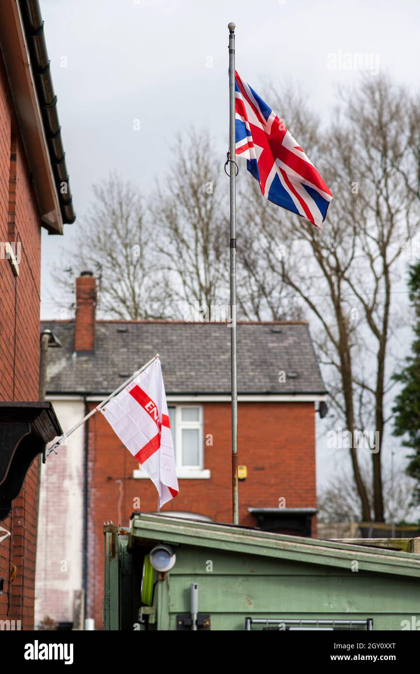 Vor dem Haus des Jihyun Park, einem nordkoreanischen Überläufer, der als Abgeordneter der Konservativen Partei für Bury, Lancashire, Großbritannien, steht, sind eine Unionsflagge und die Flagge von St. George zu sehen. Bilddatum: Donnerstag, 18. März 2021. Foto sollte lauten: Anthony Devlin für die Sunday Times-Geschichte von David Collins Stockfoto