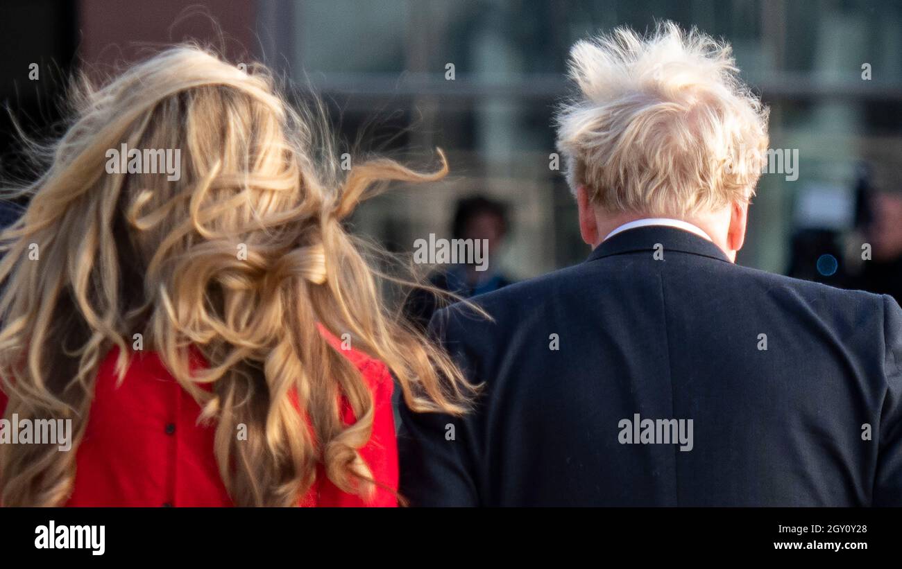 Manchester, England, Großbritannien. Oktober 2021. IM BILD: Der britische Premierminister und Vorsitzende der britischen Konservativen Partei schließt mit einer Ansprache an die Nationalkonferenz mit seiner Keynote Speech to Build Better, (rechts) Carrie Symonds; Conservative Party Conference #CPC21. Quelle: Colin Fisher/Alamy Live News Stockfoto