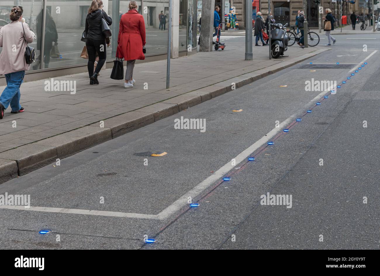 06. Oktober 2021, Hamburg: Blaue Leuchtpunkte kennzeichnen eine Smart Delivery and Loading Zone (SmaLa) in der Hamburger Innenstadt. Kurierfahrer und Zustelldienste können hierfür Parkzeiten für das Be- und Entladen über eine App reservieren. Der SmaLa ist Deutschlands erste Kontrollmethode, um den Wettbewerb um Platz durch ein virtuelles Buchungssystem für Lieferzonen zu verringern. Foto: Markus Scholz/dpa Stockfoto