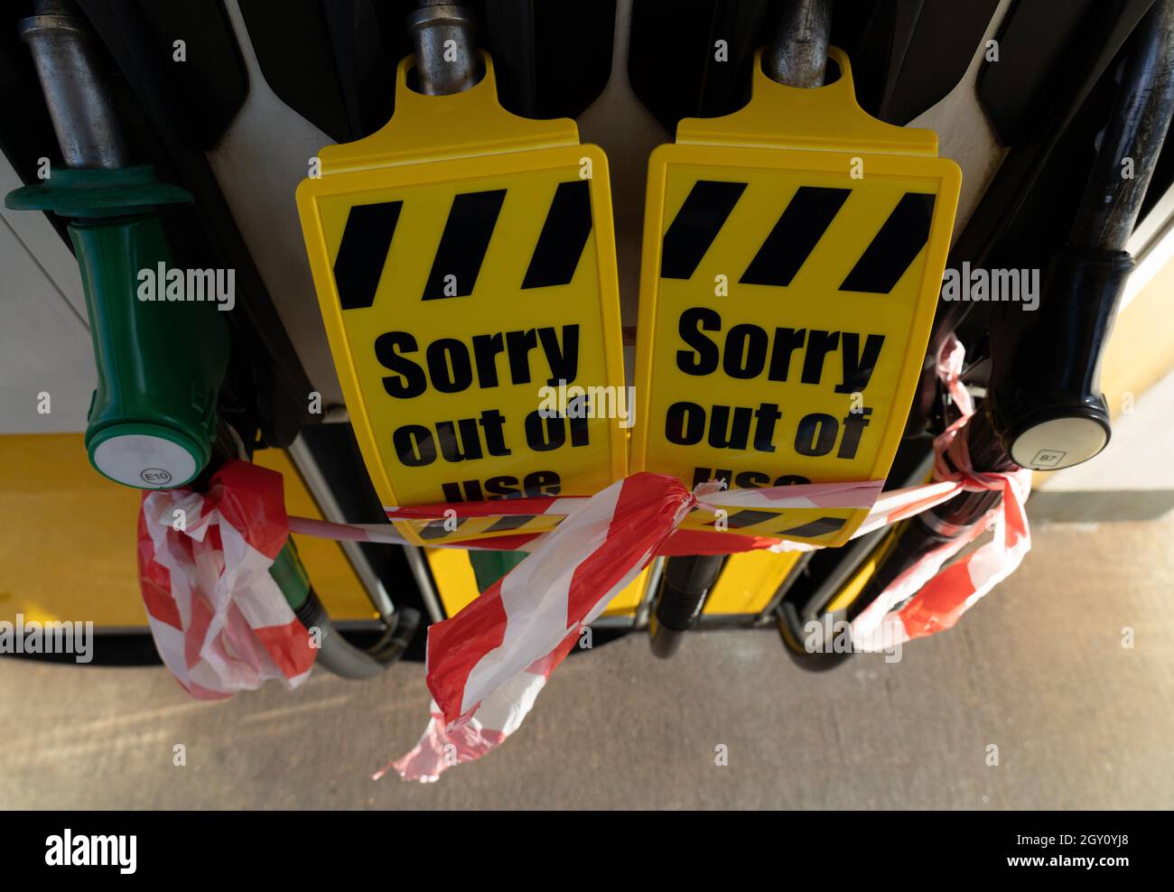 Geschlossene Tankstelle in Großbritannien wegen Kraftstoffmangel. Stockfoto