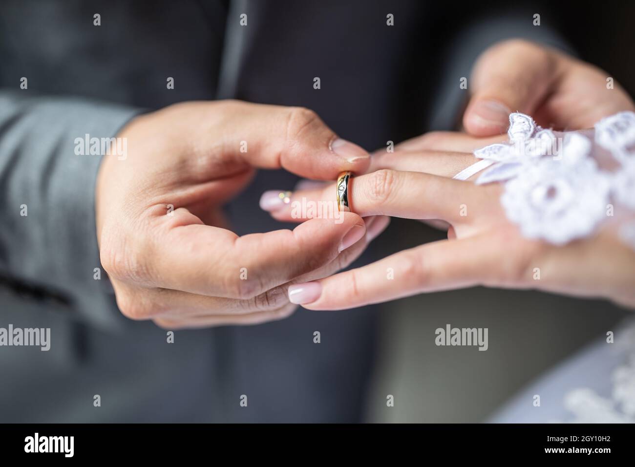 Bräutigam legt den Ehering ganz nah an die Braut. Stockfoto