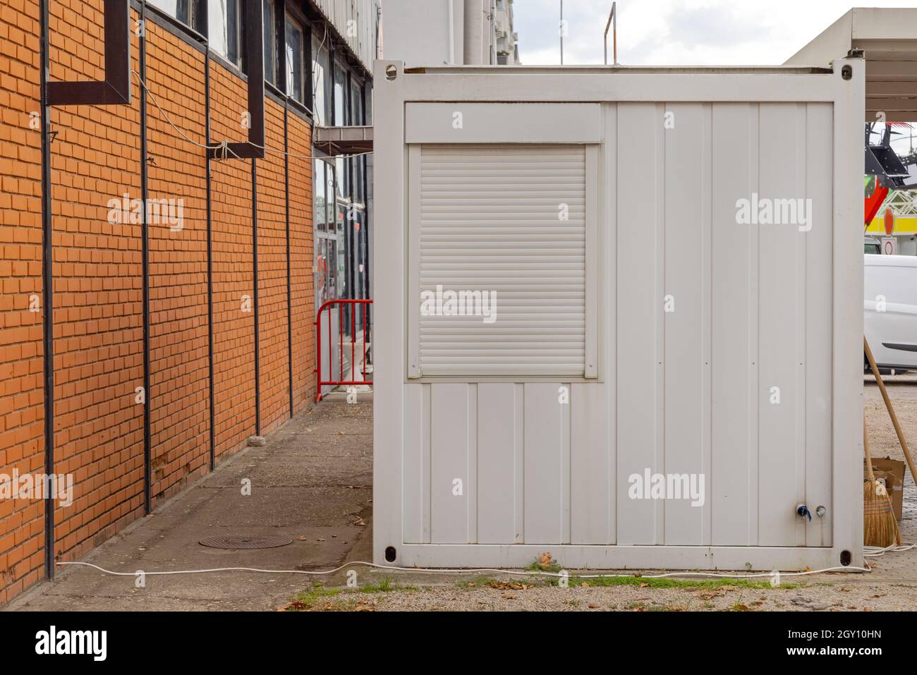 Ein Fenster mit Jalousien am umgebauten Cargo Container Stockfoto