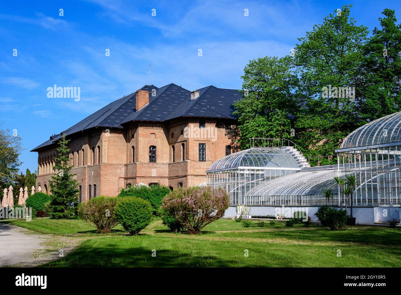 Altes historisches Gebäude eines Gewächshauses am Mogoaia Palast (Palatul Mogoaia) in der Nähe des Sees und des Parks, eine Wochenendattraktion in der Nähe von Bukarest, Romani Stockfoto