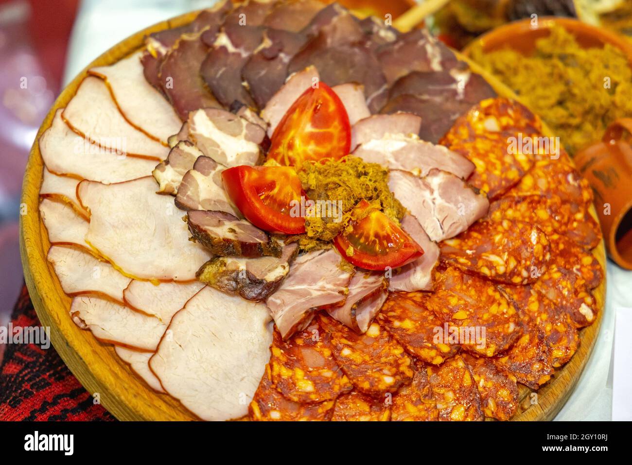 Delikatessenfleisch traditionelle serbische Gerichte werden am Buffet serviert Stockfoto