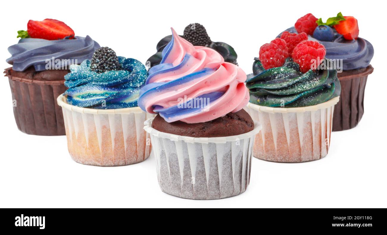 Gruppe von Cupcakes mit farbigen Belag isoliert auf weißem Hintergrund Stockfoto