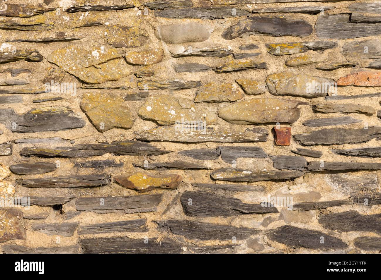 Nahaufnahme einer Steinmauer aus walisischem Stein. Hintergrundtextur. Stockfoto