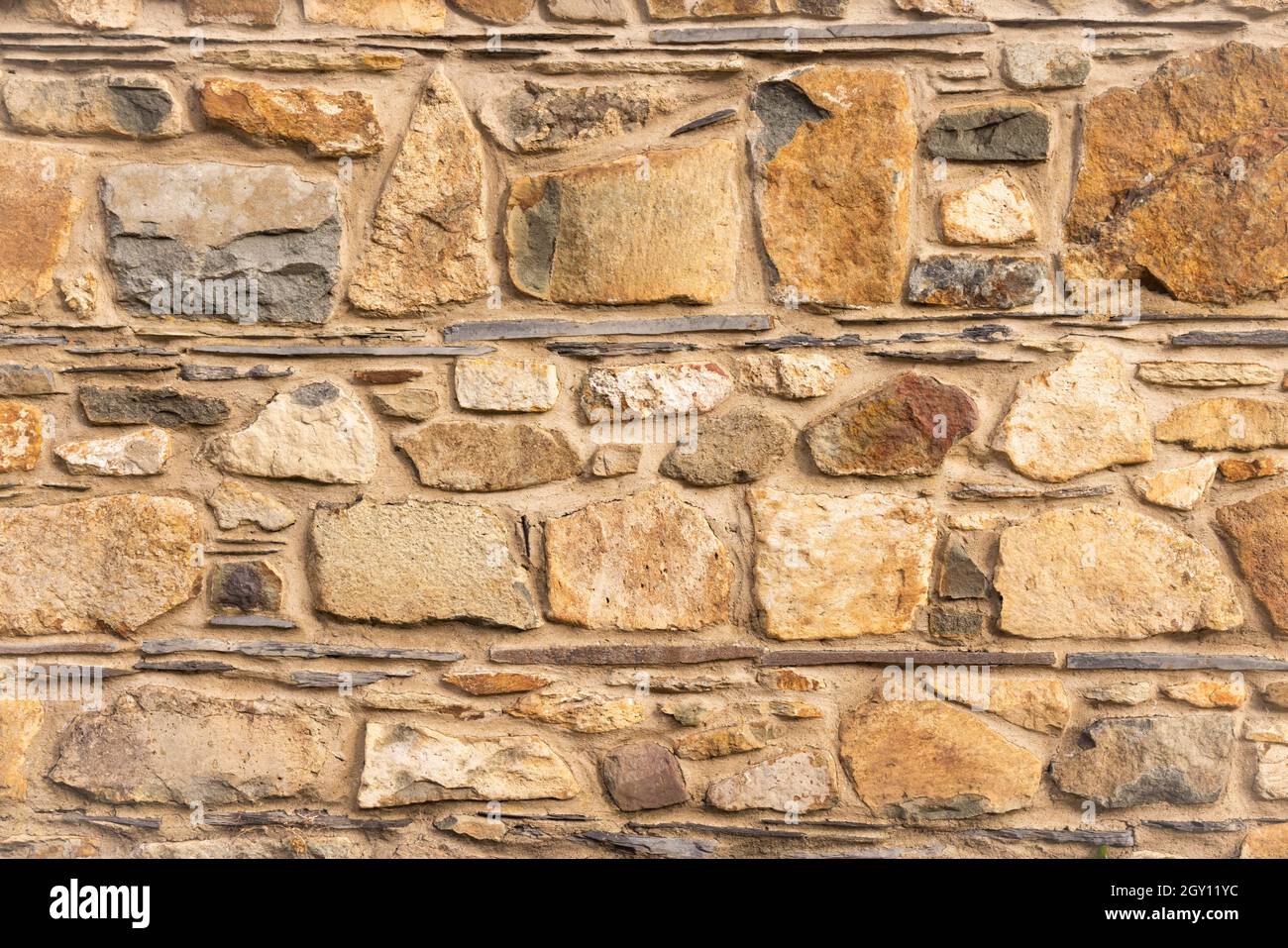 Nahaufnahme einer Steinmauer aus walisischem Stein. Hintergrundtextur. Stockfoto