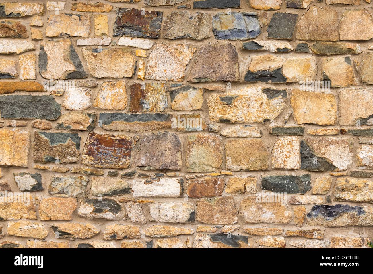 Nahaufnahme einer Steinmauer aus walisischem Stein. Hintergrundtextur. Stockfoto