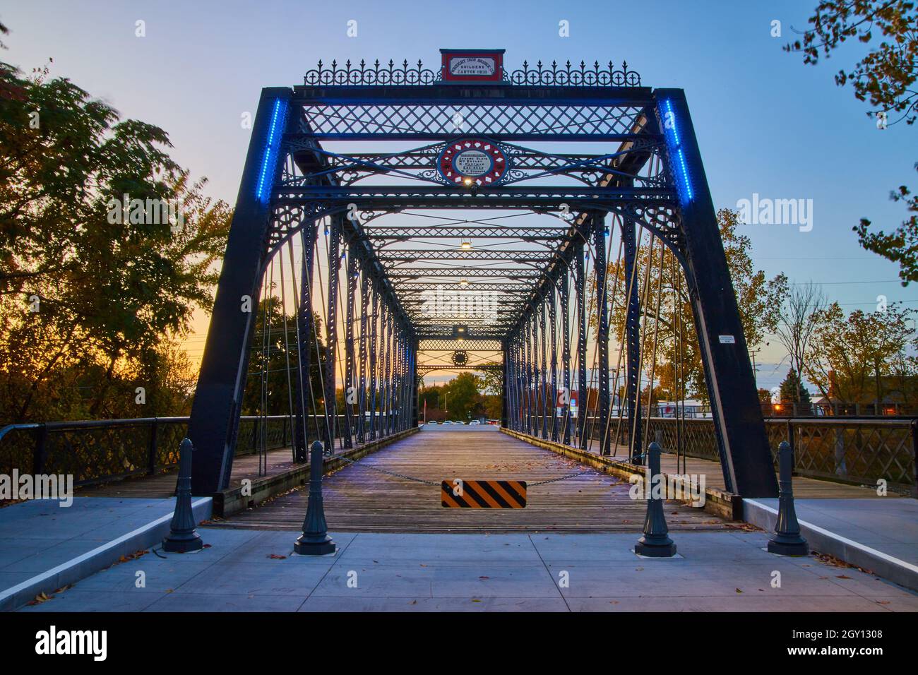 Altmodische Metallbrücke bei Sonnenuntergang mit blauen Lichtern Stockfoto