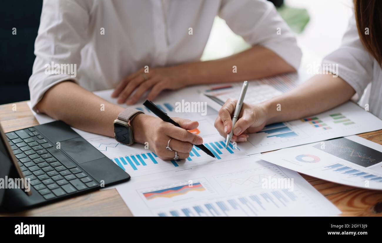 Nahaufnahme Geschäftsleute Treffen Konferenz Diskussion Unternehmenskonzept. Stockfoto