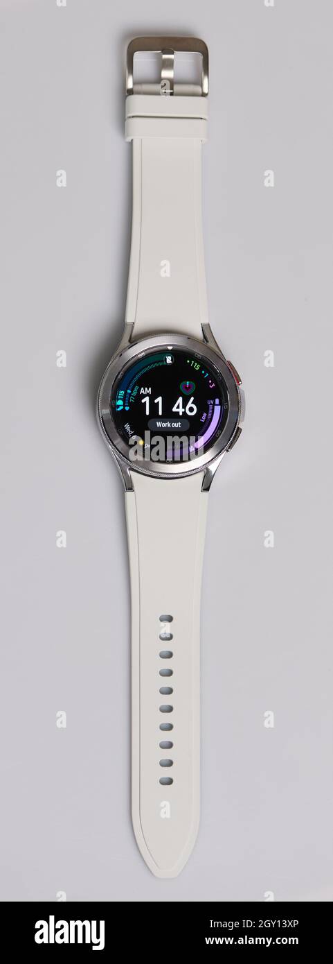 New york, USA - Oktober 6 2021: Samsung Galaxy Uhr 4 mit weißem Armband isoliert auf weißem Studiohintergrund Stockfoto