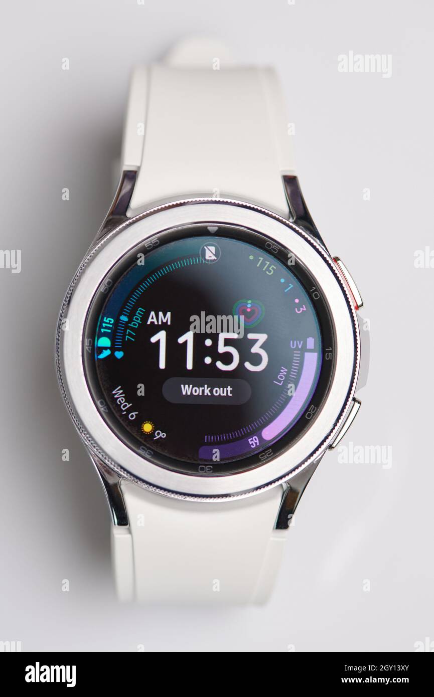 New york, USA - 6 2021. Oktober: Samsung Galaxy Watch Startbildschirm isoliert auf weißem Studiohintergrund Stockfoto
