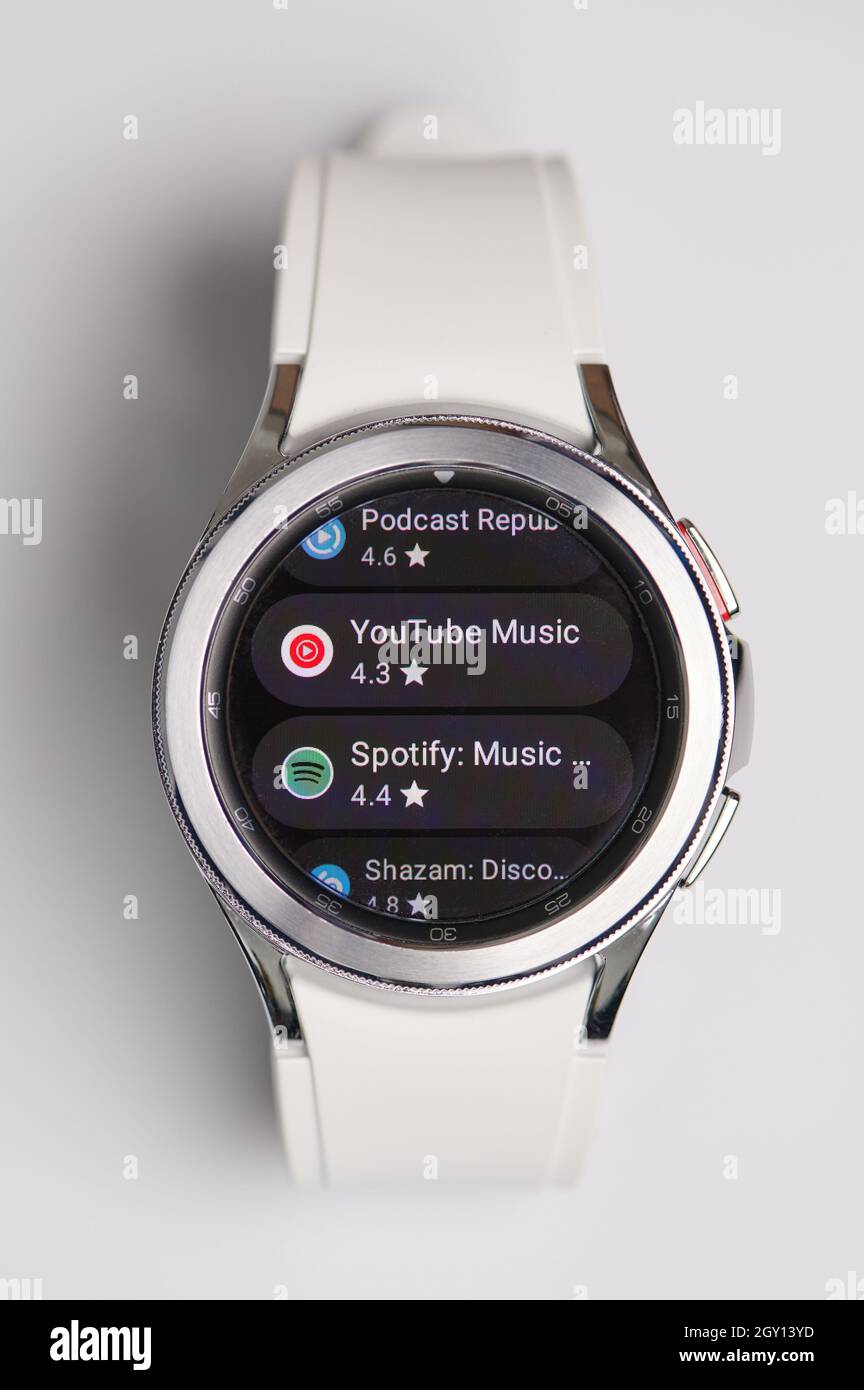 New york, USA - Oktober 6 2021: Musik-Apps auf samsung Galaxy sehen isoliert auf weißem Studiohintergrund Stockfoto