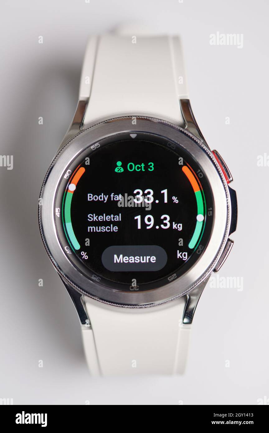 New york, USA - Oktober 6 2021: Körperfett auf samsung Galaxy-Uhr auf weißem Studiohintergrund isoliert messen Stockfoto