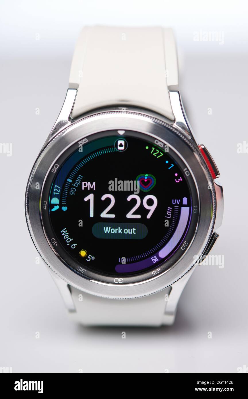 New york, USA - 6 2021. Oktober: Samsung Galaxy Watch Hauptmenü isoliert auf weißem Studiohintergrund Stockfoto