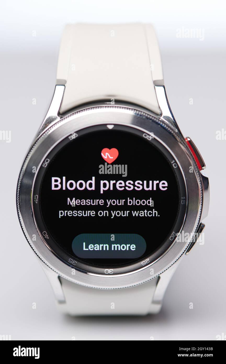 New york, USA - 6 2021. Oktober: Blutdruckmessung samsung Galaxy Uhr isoliert auf weißem Studiohintergrund Stockfoto