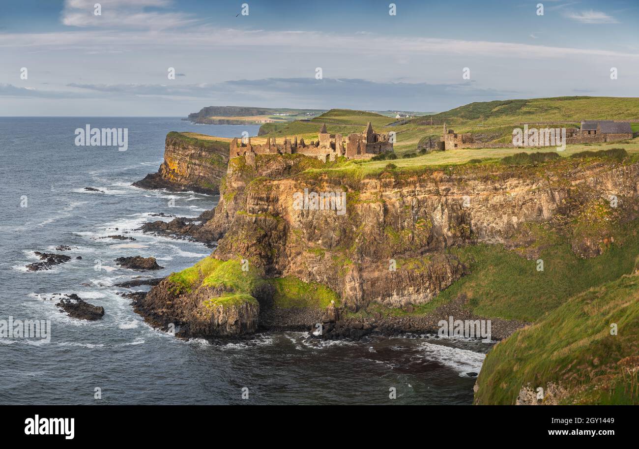 Panoramabild von Dunluce Castle bei Sonnenuntergang am Rande der Klippe Bushmills Nordirland Drehort der beliebten TV-Show Game of Thrones Stockfoto