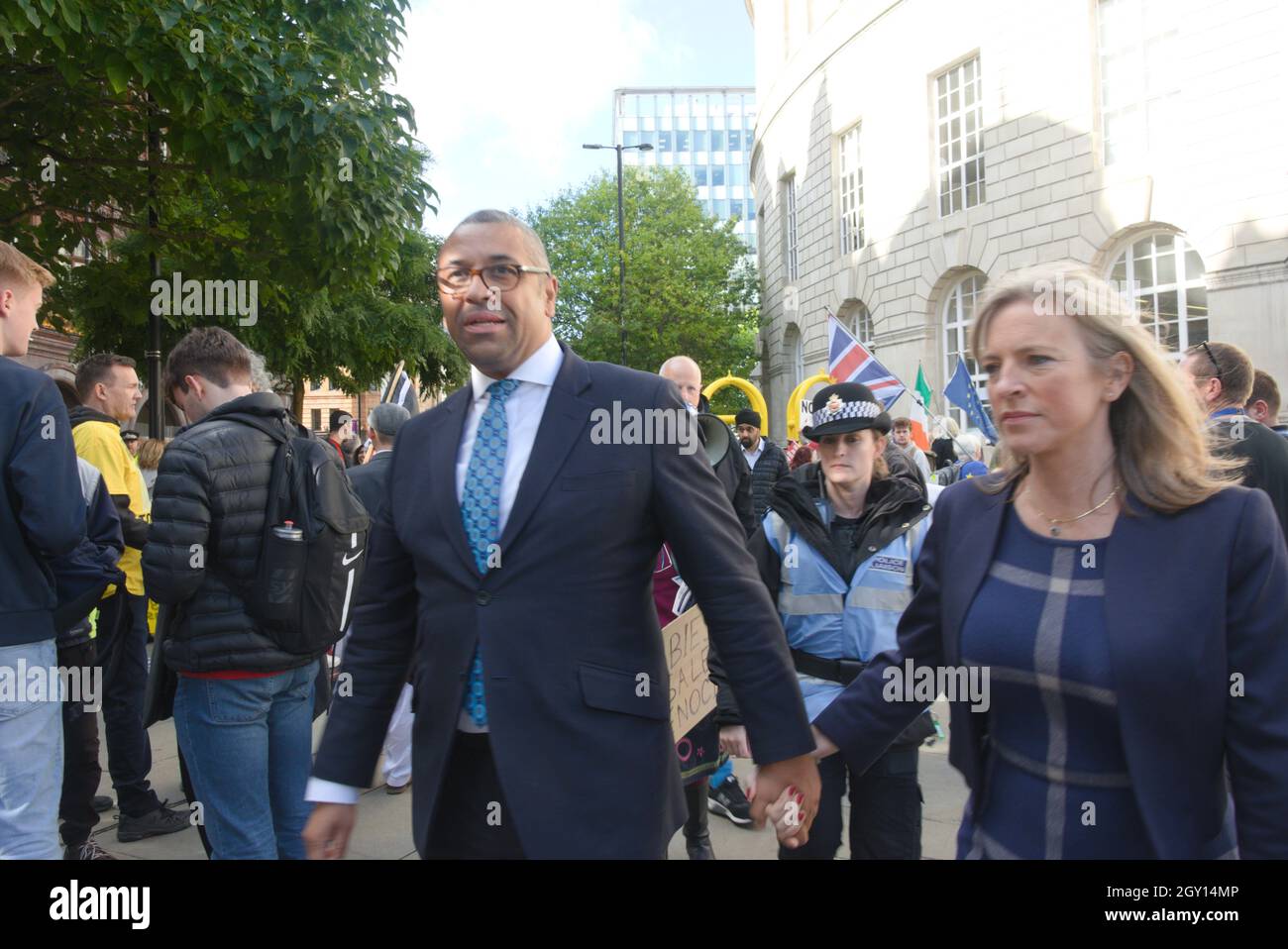 Manchester, Großbritannien, 6. Oktober 2021. Der clever Abgeordnete James und seine Frau Susannah machen sich am Ende der Konferenz der Konservativen Partei in Manchester, Großbritannien, durch die Demonstranten auf. James Cleverly ist konservativer Abgeordneter von Braintree und ist Staatsminister (Büro für auswärtige Angelegenheiten, Commonwealth und Entwicklung). Die Konferenz findet vom 3. Oktober bis 6. Oktober 2021 im Manchester Central Convention Complex statt. Quelle: Terry Waller/Alamy Live News Stockfoto