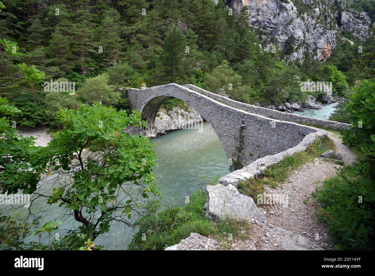 Alte Steinbrücke oder Hump Back Brücke, Pont de Tusset, über den Fluss Verdon, Verdon Schlucht, Alpes-de-Haute-Provence Provence Frankreich Stockfoto