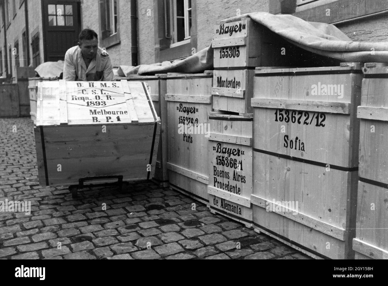 Ein Mitarbeiter der Behringwerke transportiert Sterben für den Versand abgepackten Kisten mit Medikamenten, Marburg, Deutschland 1930er Jahre. Ein Mitarbeiter der Behringwerke Transport boxen mit verpackten Medikamente für den Versand, Marburg bereit, Deutschland 1930. Stockfoto