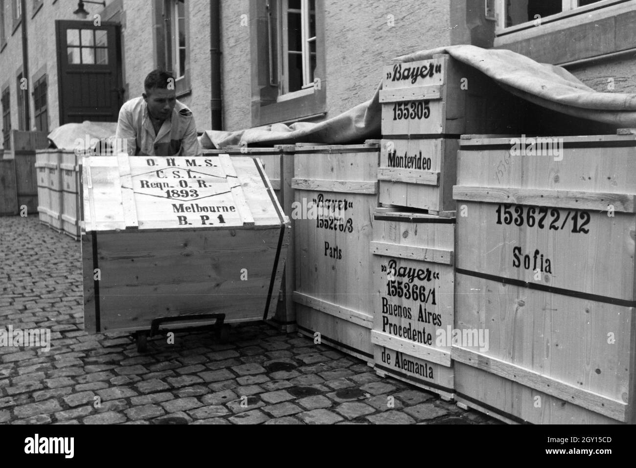 Ein Mitarbeiter der Behringwerke transportiert Sterben für den Versand abgepackten Kisten mit Medikamenten, Marburg, Deutschland 1930er Jahre. Ein Mitarbeiter der Behringwerke Transport boxen mit verpackten Medikamente für den Versand, Marburg bereit, Deutschland 1930. Stockfoto