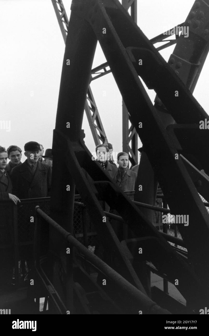 Eine Besuchergruppe in einem Förderturm bei einer Führung durch das Schaubergwerk Zeche Oberhausen, Deutschland 1930er Jahre. Ein Besucher Gruppe auf eine Kopfbedeckung auf einer geführten Tour am showmine Zeche Oberhausen, Deutschland 1930. Stockfoto