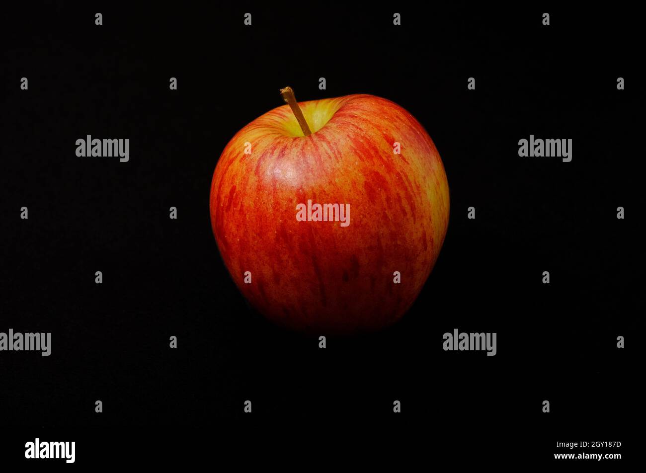 braeburn Apfel auf dunkelschwarzem Hintergrund Stockfoto