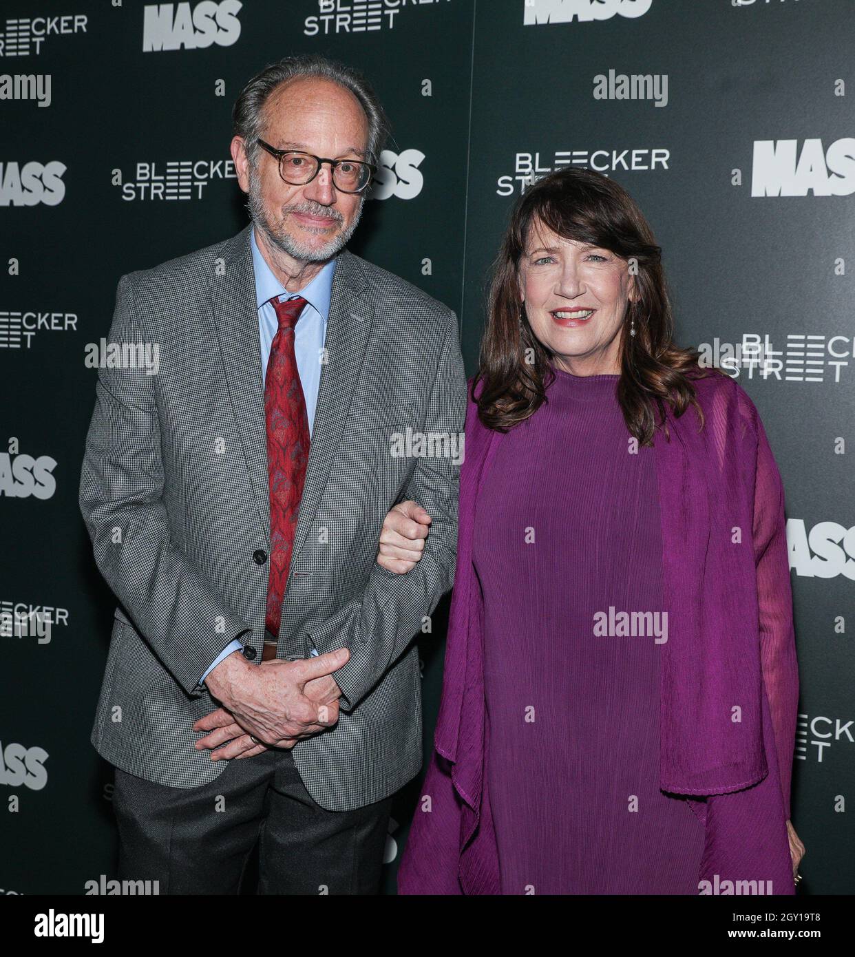New York, NY, USA. Oktober 2021. Lawrence Arancio, Ann Dowd bei der Ankunft für MASS Special Screening, Metrograph, New York, NY 5. Oktober 2021. Kredit: CJ Rivera/Everett Collection/Alamy Live Nachrichten Stockfoto