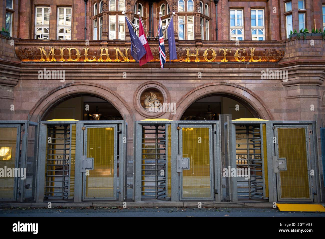 Manchester, England, Großbritannien. Oktober 2021. IM BILD: Sicherheitsbarrieren und ein Ring aus Stahl um die Vorderseite des Midland Hotels während der Konferenz der Konservativen Partei. #CPC21. Quelle: Colin Fisher/Alamy Live News Stockfoto