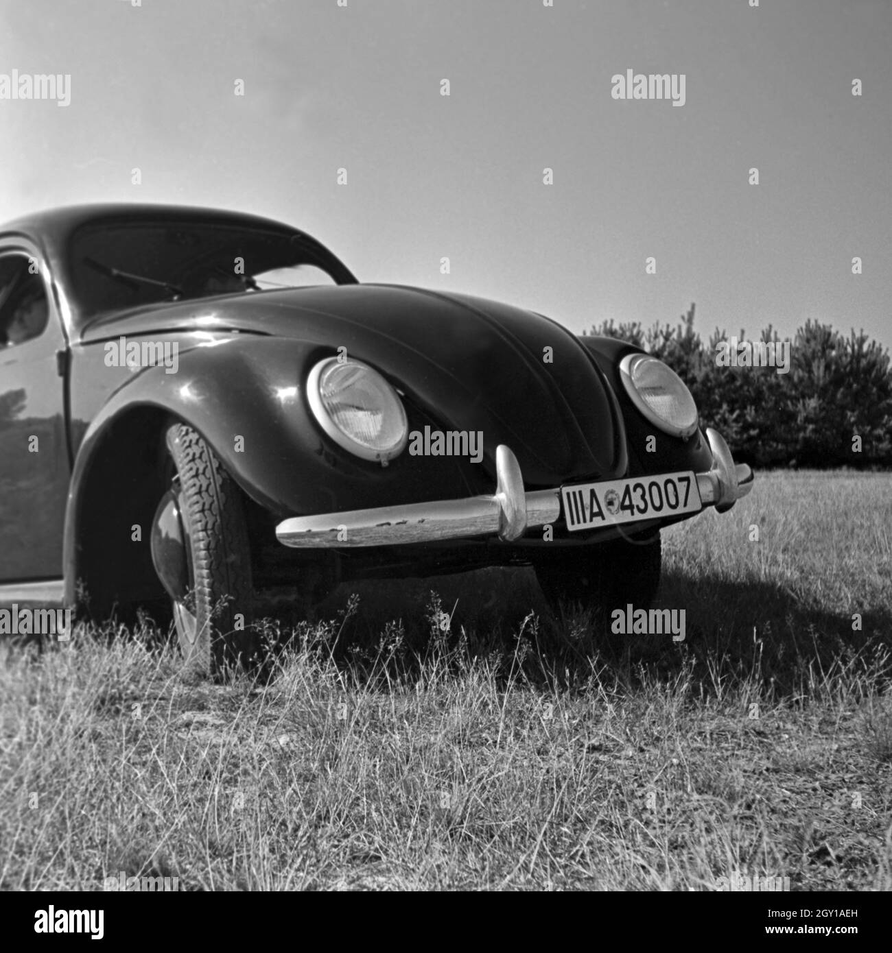 Frontpartie des Volkswagen Käfer, oder KdF-Wagen, auf einer Teststrecke in Wolfsburg, Deutschland 1930er Jahre. Vorderansicht des Volkswagen Käfer, oder KdF-Wagen, auf der Teststrecke bei Wolfsburg, Deutschland 1930. Stockfoto