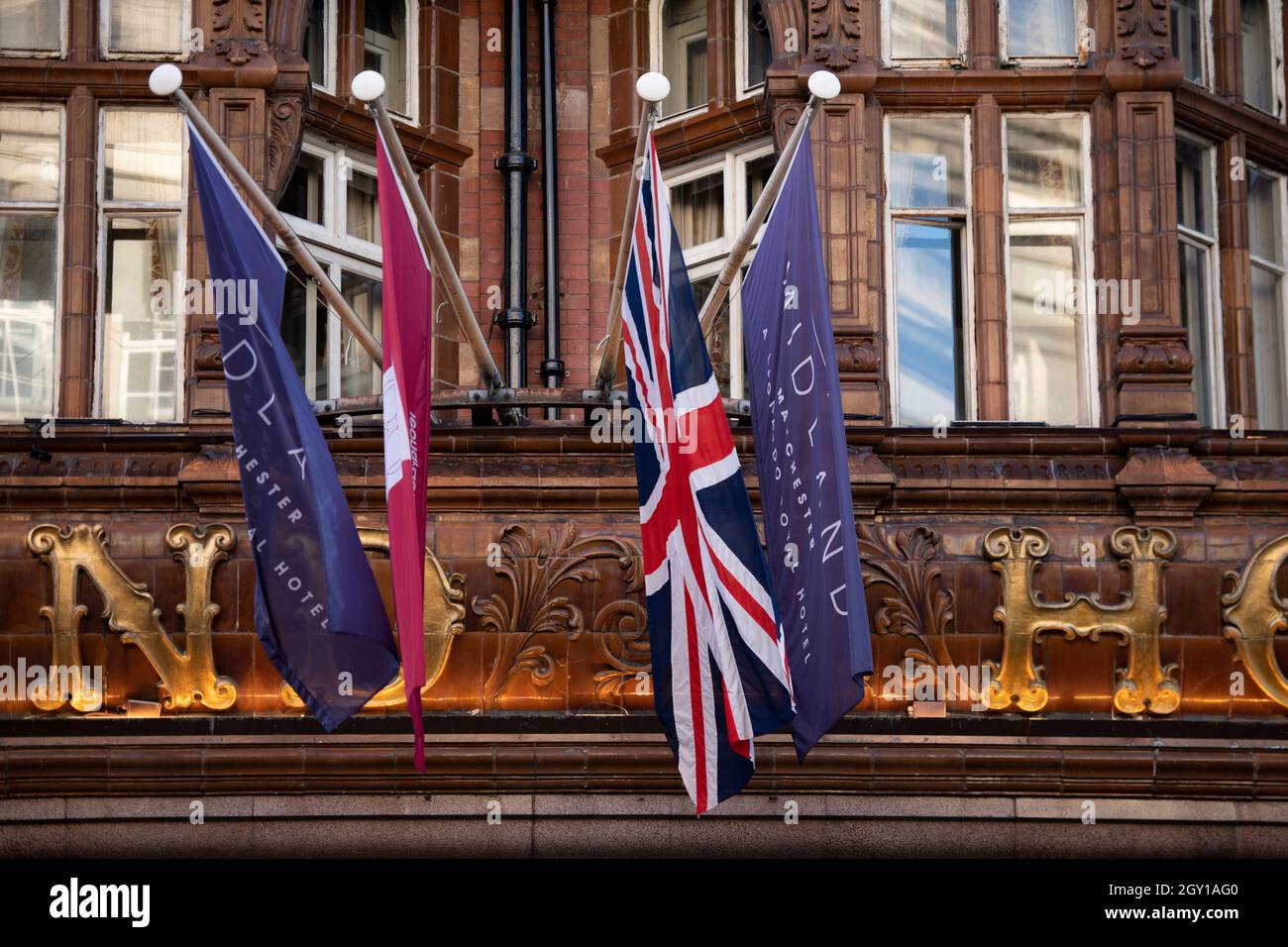 Manchester, England, Großbritannien. Oktober 2021. IM BILD: Die Union Jack-Flagge hängt an der Vorderseite des Midland Hotels und signalisiert das Ende der konservativen Parteikonferenz. #CPC21. Quelle: Colin Fisher/Alamy Live News Stockfoto