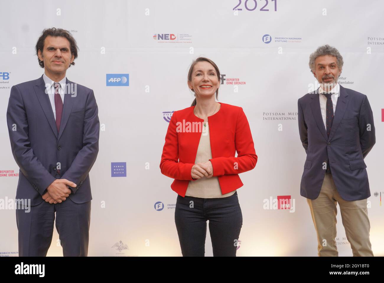 Potsdam, Deutschland. Oktober 2021. Ali Aslan (l-r), Moderator, Claudia Major, Institut für Internationale und Sicherheitsangelegenheiten, und Saad Mohseni, Moby Group, treffen bei der Verleihung des M100 Media Award im Palace Theatre des Neuen Palais ein. Quelle: Jörg Carstensen/dpa/Alamy Live News Stockfoto