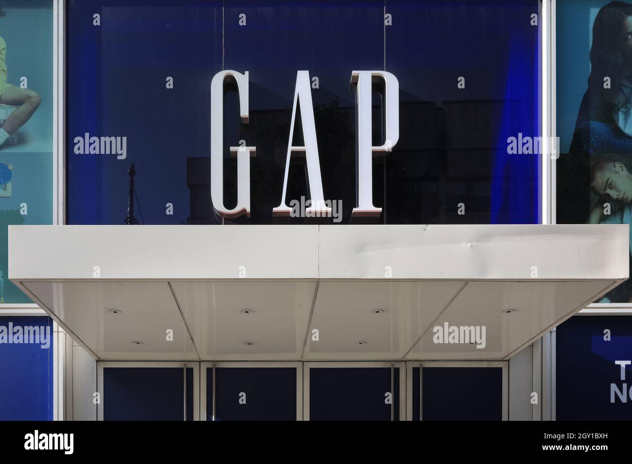 The Gap, Logo des amerikanischen Bekleidungshändlers und Außenansicht des geschlossenen Einzelhandelsunternehmens in Oxford Stret, London, England Stockfoto