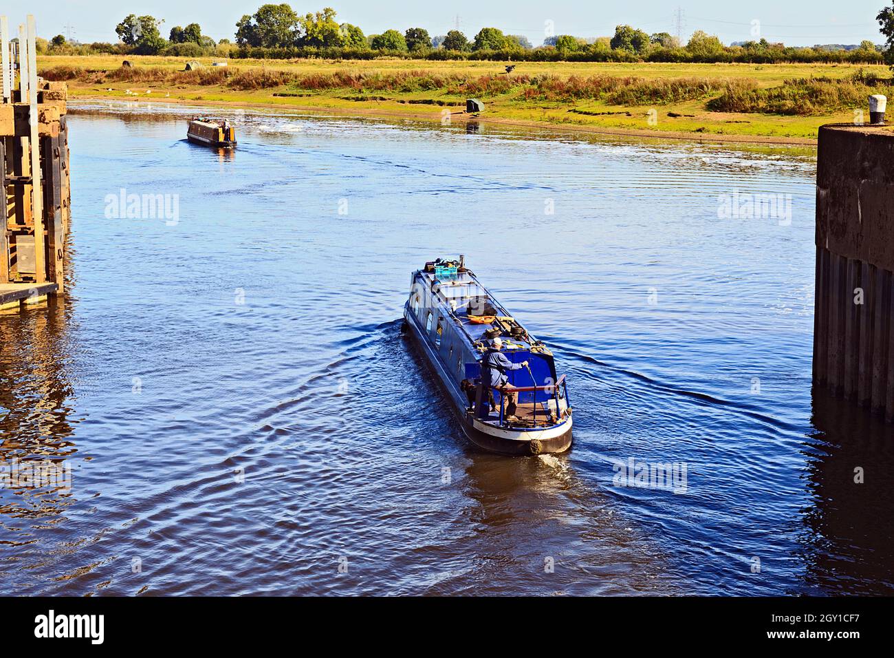 Narrowboats verlassen Cromwell Lock auf dem River Trent in der Nähe von Newark in Nottinghamshire, England, Großbritannien Stockfoto