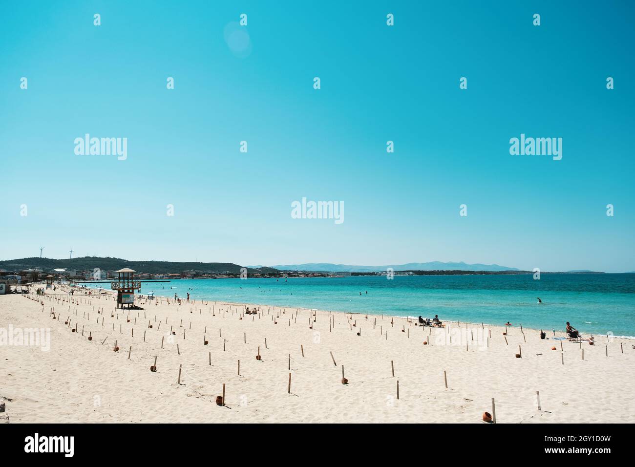 Izmir, Türkei - 6. Juni 2021. Ilıca Strand in Cesme Izmir Türkei zeugt weniger Menschen als üblich. Denn nur Touristen dürfen den Strand am Th Stockfoto