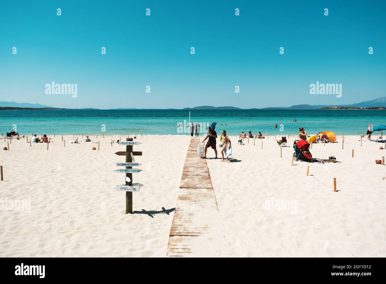 Izmir, Türkei - 6. Juni 2021. Ilıca Strand in Cesme Izmir Türkei zeugt weniger Menschen als üblich. Denn nur Touristen dürfen den Strand am Th Stockfoto