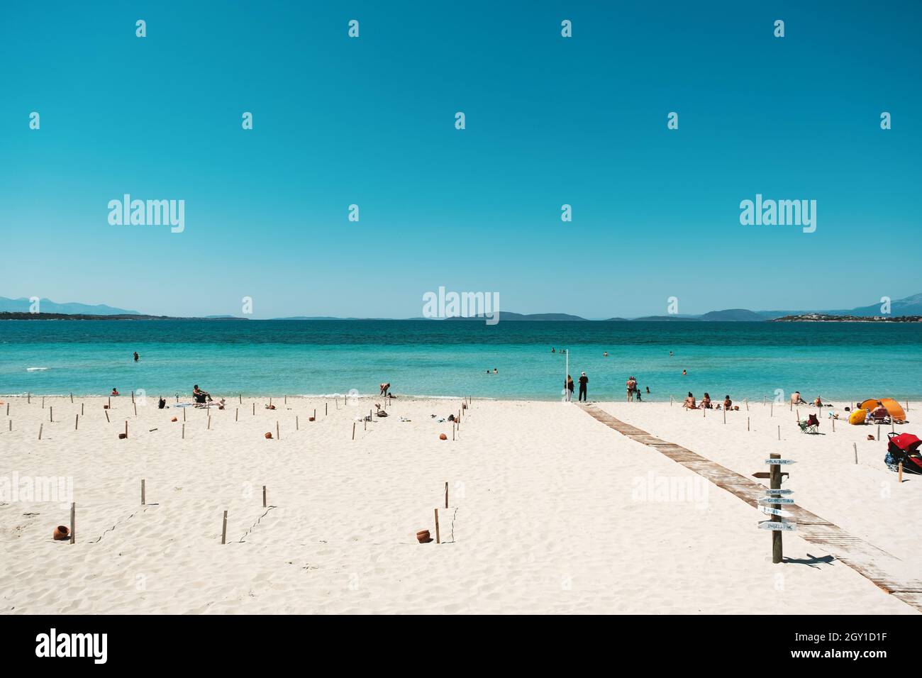 Izmir, Türkei - 6. Juni 2021. Ilıca Strand in Cesme Izmir Türkei zeugt weniger Menschen als üblich. Denn nur Touristen dürfen den Strand am Th Stockfoto