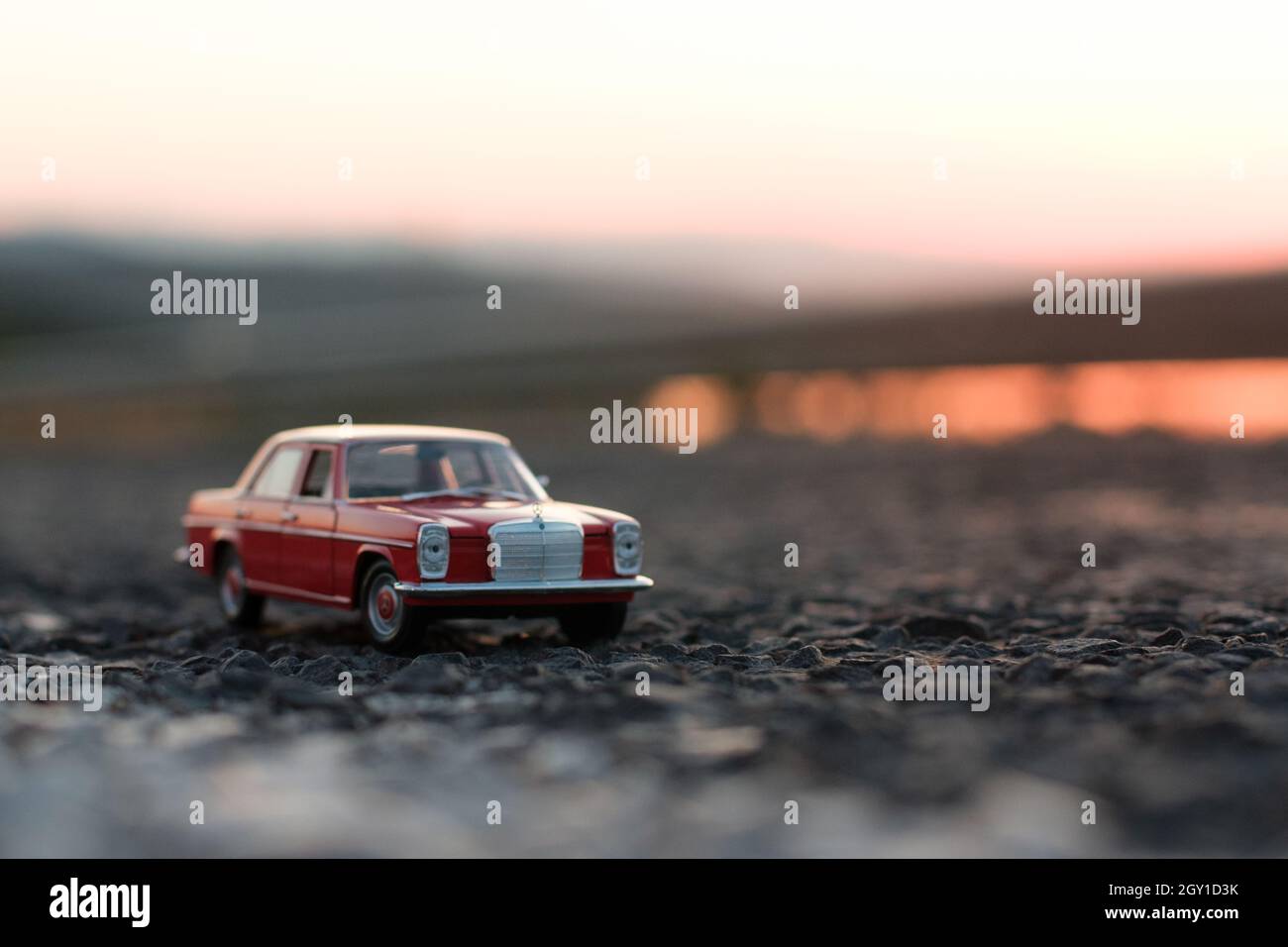 Izmir, Türkei - 6. Juni 2021: Vorderansicht des rot gefärbten Mercedes Benz 220 auf Sonnenuntergangshintergrund. Stockfoto