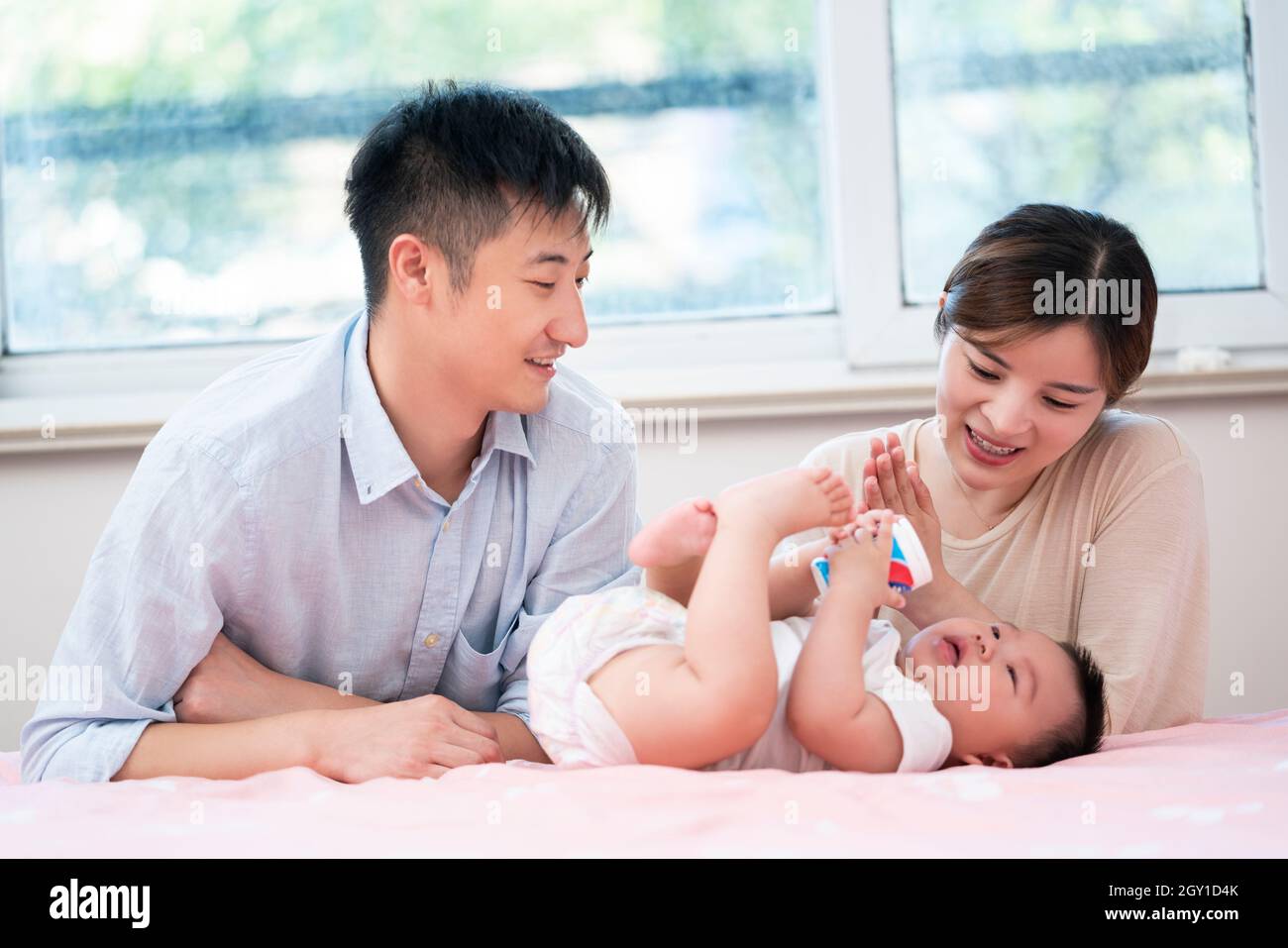 Glückliche und liebevolle junge Familie Stockfoto