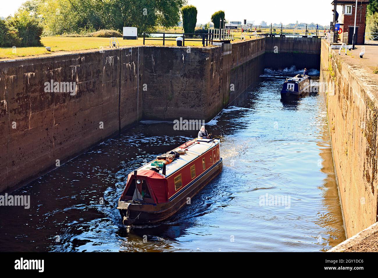 Zwei Narrowboote, die durch Cromwell Loch auf dem Fluss Trent bei Newark in Nottinghamshire, England, Großbritannien, fahren Stockfoto