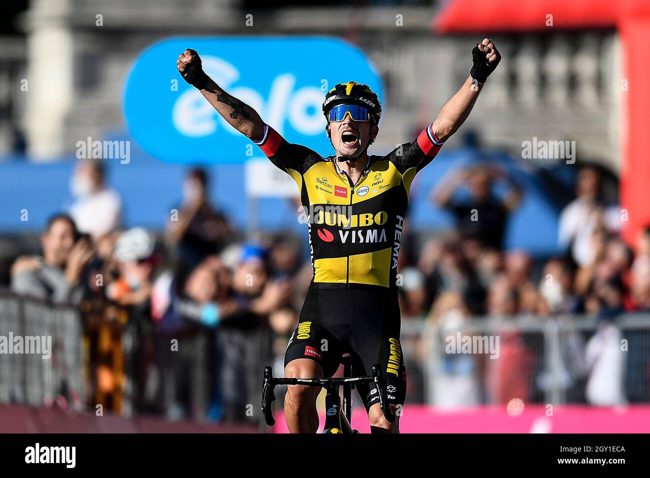 Turin, Italien. 06. Oktober 2021. Primoz Roglic feiert beim 102. Mailand-Turin ein 190 km semi-klassisches eintägiges Radrennen von Magenta (Mailand) nach Turin. Kredit: Nicolò Campo/Alamy Live Nachrichten Stockfoto