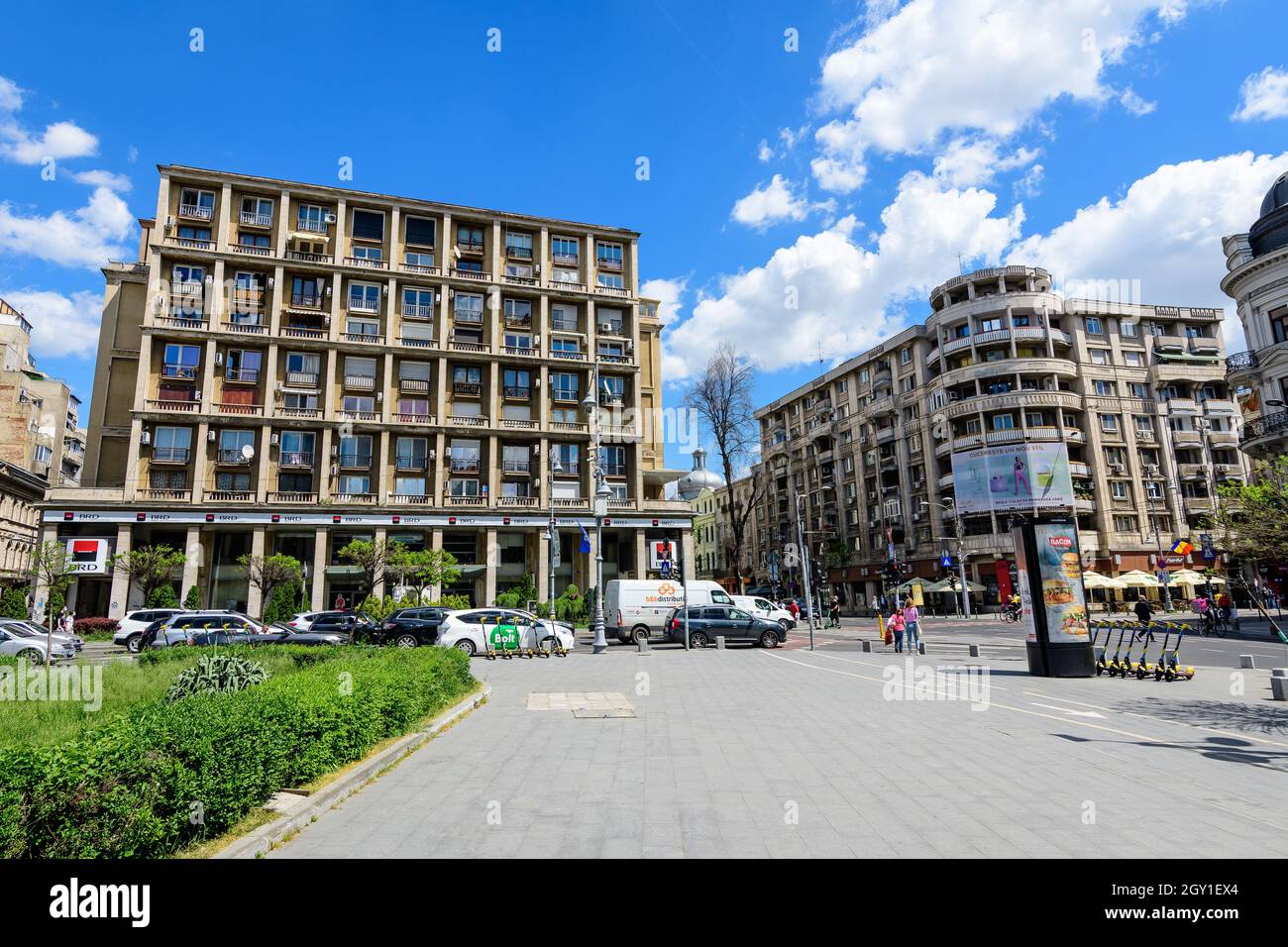 Bukarest, Rumänien - 6. Mai 2021: BRD Societe Generale Bank Niederlassungseingang in einem alten Gebäude auf der Calea Victoriei (Victoriei Avenue) in einem sonnigen sp Stockfoto