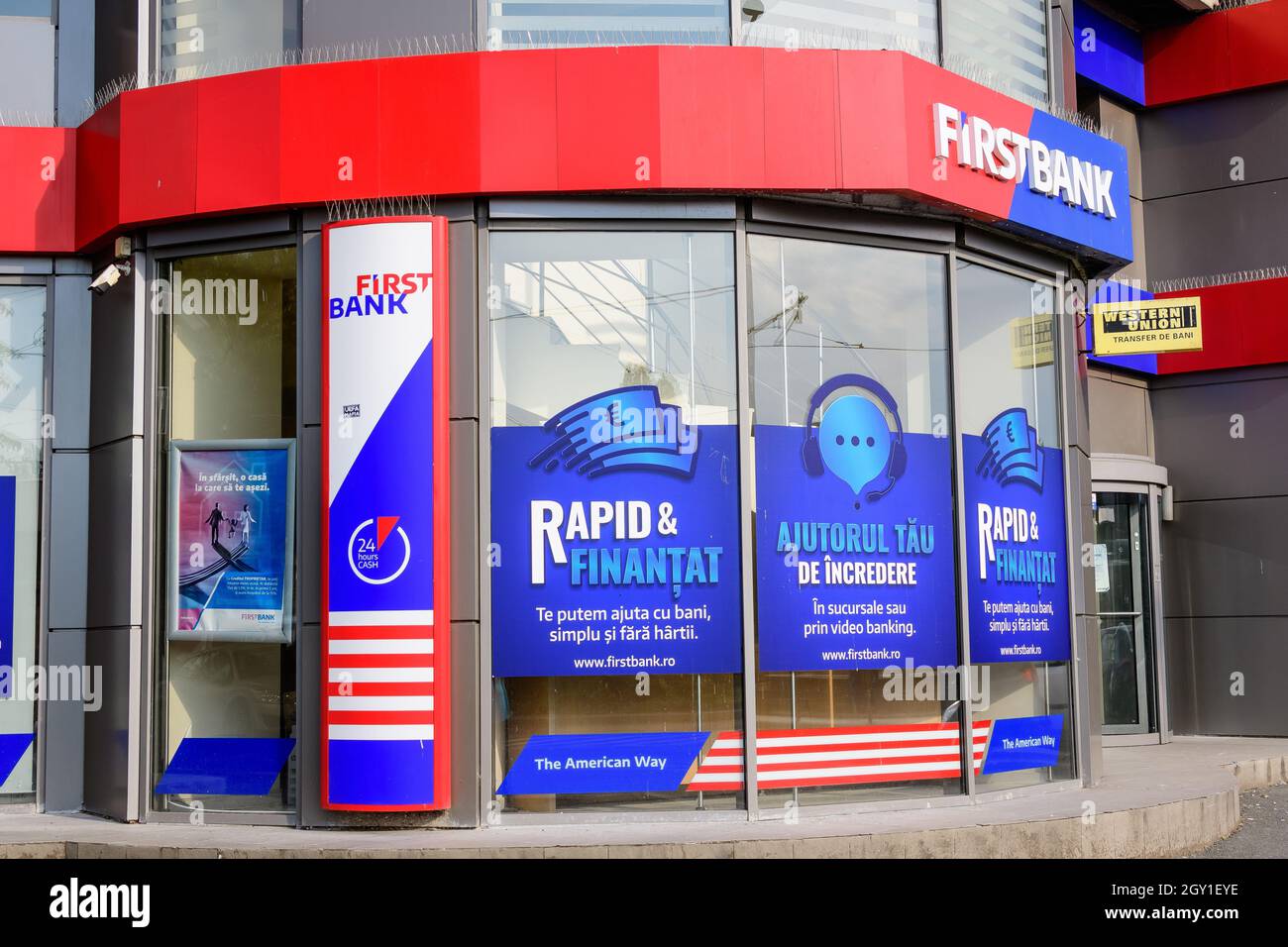 Bukarest, Rumänien - 6. Juni 2021: Eingang der ersten Bankfiliale in der Innenstadt Stockfoto
