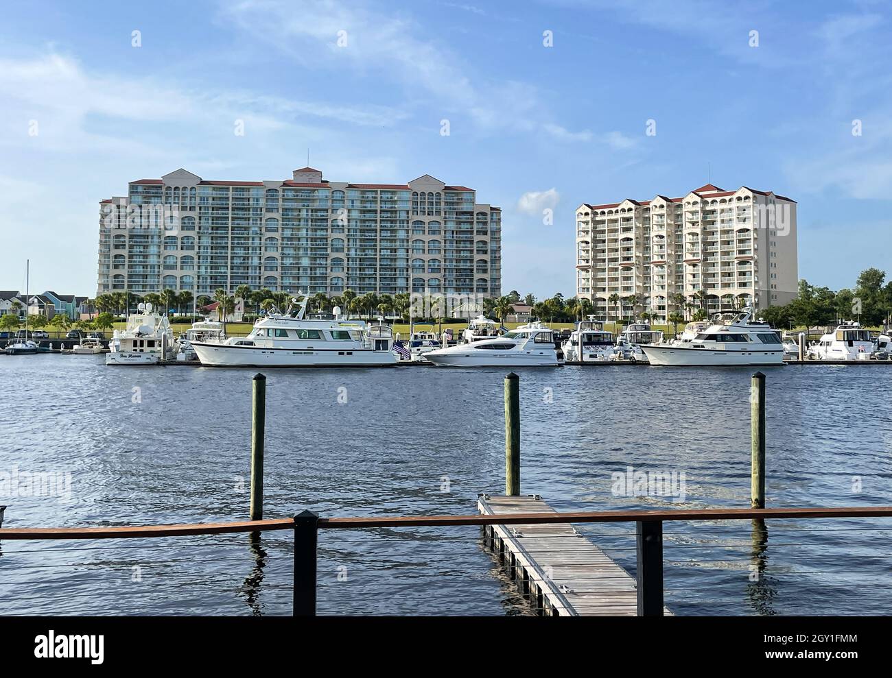 Myrtle Beach, SC / USA - 5. September 2021: Blick auf den Intracoastal Waterway mit Barefoot Landing Flussbootfahrten und Gebäuden Stockfoto