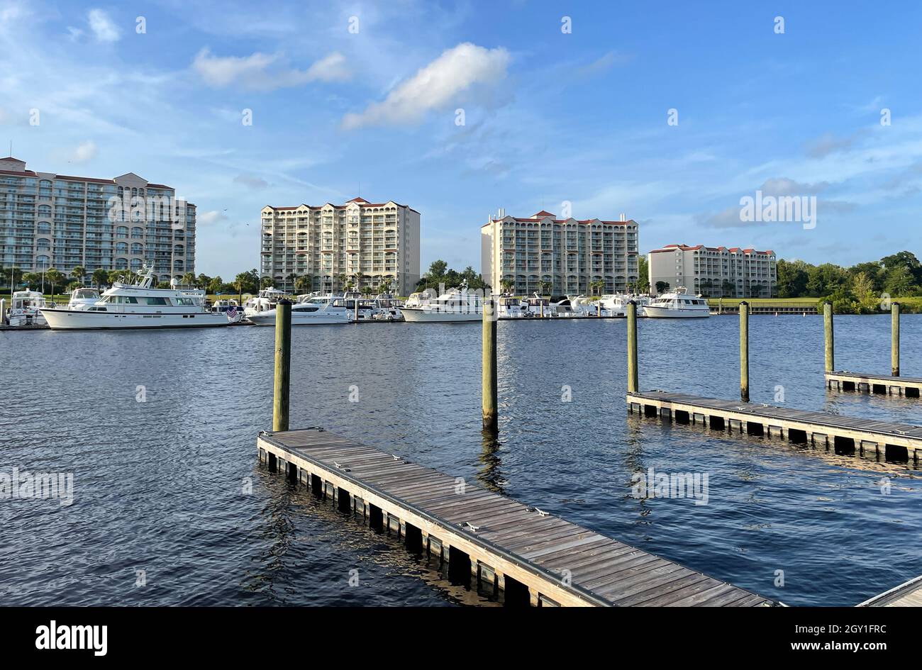 Myrtle Beach, SC / USA - 5. September 2021: Blick auf den Intracoastal Waterway mit Barefoot Landing Flussbootfahrten und Gebäuden Stockfoto
