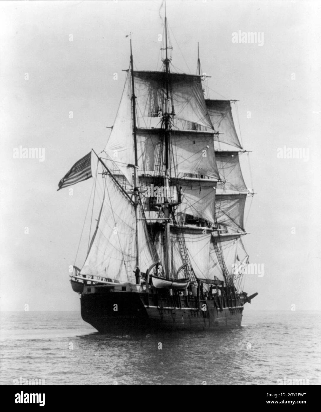 Vintage-Foto um 1927 zeigt den Charles W. Morgan, ein dreimastigen Walfangschiff. Sie wurde 1841 ins Leben gerufen und ist das älteste noch erhaltene Handelsschiff der Welt und das einzige noch erhaltene Walfangschiff aus der amerikanischen Handelsflotte des 19. Jahrhunderts Stockfoto
