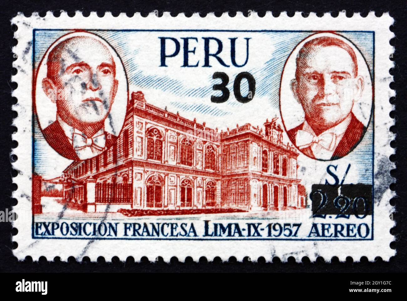 PERU - UM 1957: Eine in Peru gedruckte Briefmarke zeigt die Präsidenten Coty und Prado sowie die Ausstellungshalle, Französische Ausstellung, Lima, um 1957 Stockfoto