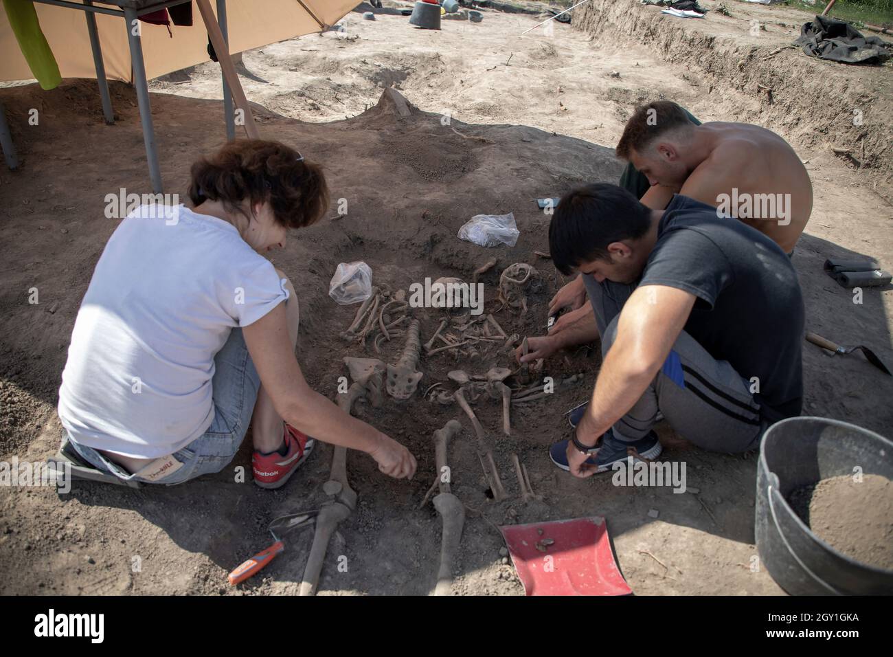 Vinča, Serbien, 4. Sep 2021: Archäologen arbeiten an der Ausgrabung menschlicher Überreste Stockfoto