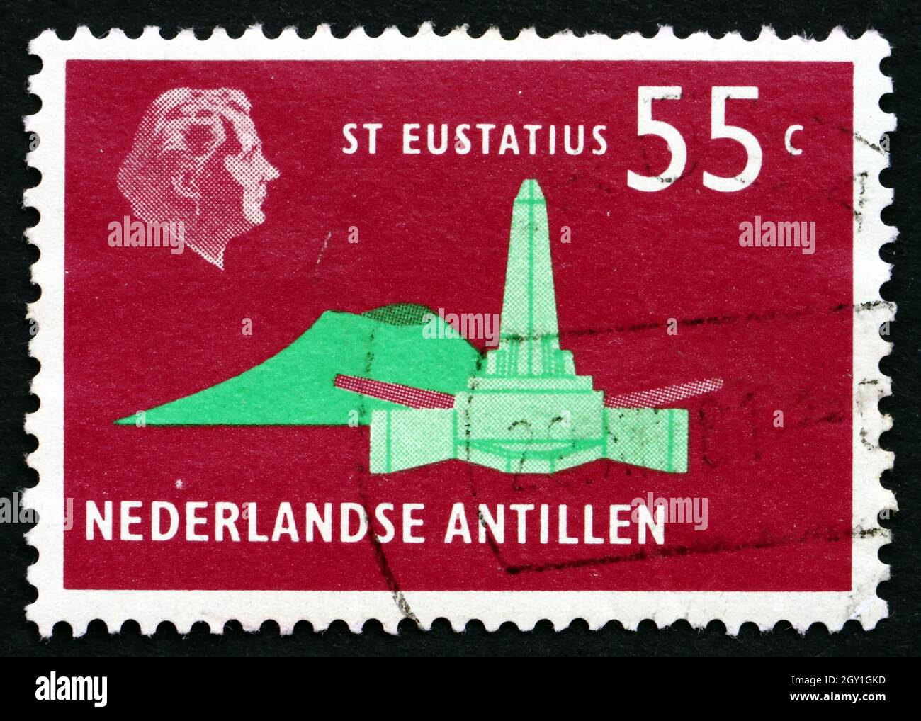 NIEDERLÄNDISCHE ANTILLEN - UM 1973: Eine auf Niederländische Antillen gedruckte Marke zeigt De Ruyter Obelisk und St. Eustatius, um 1973 Stockfoto
